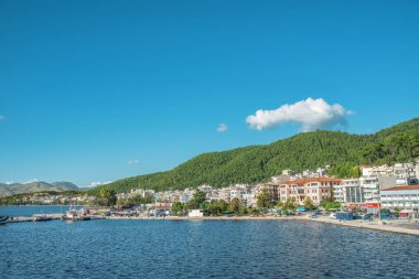 Korfu Adası, Yunanistan - 4 Ekim 2019: Yunanistan 'ın Korfu adasında temiz su bulunan inanılmaz körfez. Ağaçları ve turistler için modern otelleri olan İyon deniz plajının güzel manzarası..
