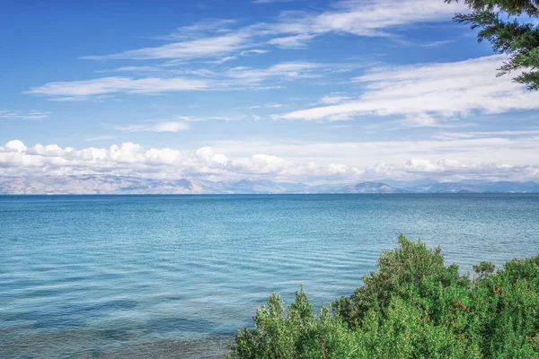 令人惊奇的绿湾与水晶清澈的水 大石头在科孚岛 爱奥尼亚宁静的美丽风景 — 图库照片
