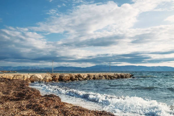 Wunderschöne Grüne Sandbucht Mit Kristallklarem Wasser Große Steine Auf Der — Stockfoto