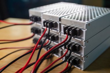 Elektrik kablolarını depolamak için kullanılan metal kutular ahşap bir masanın üzerinde duruyor. Askeri bir casus ekipmanı için yüksek teknoloji donanımı konsepti