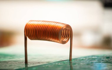 Yakın plan büyük bir gyodetik ekipman üretim tesisinin platformunda duran büyük bir bakır tel. Yüksek frekans ve mühendislik donanımı üretimi kavramı