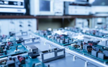 Mikro devreler ve bileşenler, süper modern askeri bilgisayar ve casus ekipmanı üretimi sırasında metal plakalarda yatar. Gizli askeri fabrika kavramı