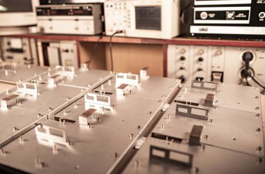 Metal tahtalar ve aksesuarlar modern uzmanlaşmış bilgisayar ve tıbbi ekipman üretimi sırasında yüzeyde yatar. Ses üretimi kavramı