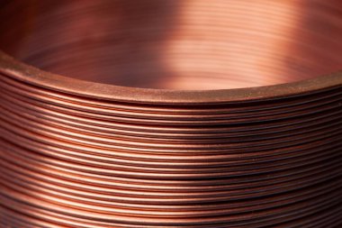 Elektronik ev aletleri ve ofis ekipmanları için parça üreten bir fabrikada yakın çekimli bakır tel. Endüstriyel elektronik üretimi kavramı. Reklam alanı