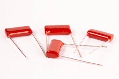 Ofis ekipmanları ve madencilik ve video oyunları için güçlü bilgisayarların üretimi sırasında kırmızı kondansatörler beyaz bir masanın üzerinde yatar. Reklam için yer