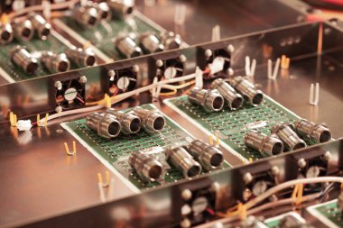 Metal bileşenler ve mikro devreler, video meyveli güçlü süper bilgisayarların üretimi sırasında metal bölümlerin üzerinde bulunur. Uzman madencilik bilgisayarlarının üretimi kavramı