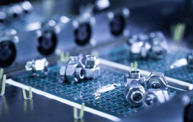 Metal bileşenler ve mikro devreler, video meyveli güçlü süper bilgisayarların üretimi sırasında metal bölümlerin üzerinde bulunur. Uzman madencilik bilgisayarlarının üretimi kavramı