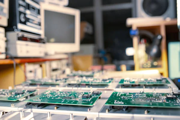 Close Meerdere Rijen Met Computermicrochips Liggen Een Tafel Tegen Een — Stockfoto