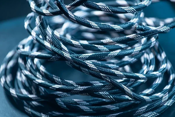 灰色のロープの皮のクローズアップは ロープの糸の生産で床にあります スポーツやレジャー機器のための強力なロープの概念 — ストック写真