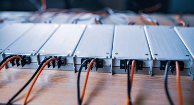 Yakın çekim metal AC-DC güç kaynağı, özel işletmeler için ekipman üretiminde daha fazla teçhizat üretilmesi umuduyla ahşap masanın üzerinde duruyor. Yüksek teknolojili ekipman kavramı