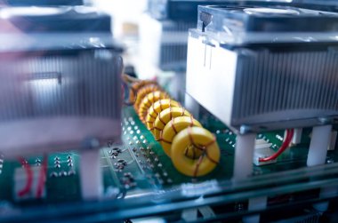 Askeri bir üsteki karmaşık ekipman ve mikro devreler. Düşmanları izlemek için süpernova casusluk teknolojisi kavramı. Son nesil askeri teçhizat.