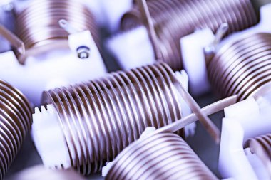 Yakın çekim için plastik mantarlara takılmış bir sürü düz bakır kablo daha güçlü yüksek frekanslı alıcı-alıcı-verici üretimi için