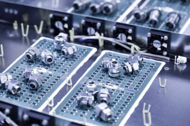 Metal bileşenler ve mikro devreler, video meyveli güçlü süper bilgisayarların üretimi sırasında metal bölümlerin üzerinde bulunur. Uzman madencilik bilgisayarlarının üretimi kavramı