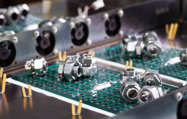 Metal bileşenler ve mikro devreler, video meyveli güçlü süper bilgisayarların üretimi sırasında metal bölümlerin üzerinde bulunur. Uzman madencilik bilgisayarlarının üretimi kavramı