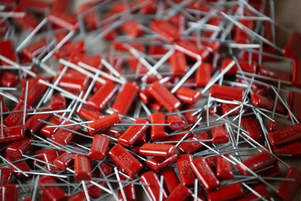Detailní Záběr Několika Červených Kondenzátorů Leží Sobě Kancelářské Počítačové Továrně — Stock fotografie