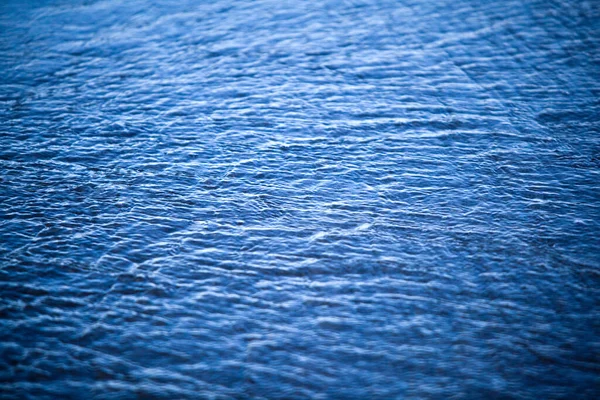 Közelkép Kék Csendes Hullámok Lengő Este Tengeri Nyaralás Koncepció Várja — Stock Fotó