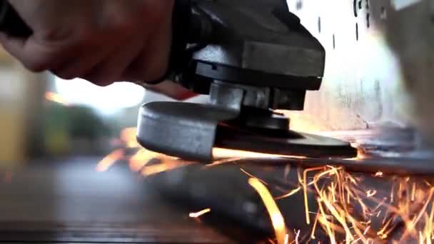 Vonken Van Een Industriële Molen Vallen Stuiteren Grond Van Een — Stockvideo