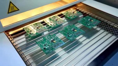 Makine elementleri devre kartlarına yerleştirir