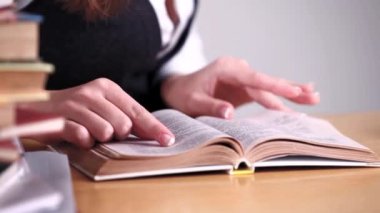 Beyaz Bayan Üniversite öğrenci okuma kitap kütüphane