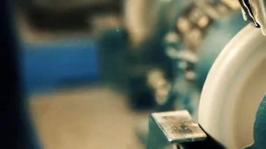 Işıltılı demir aletler keskinleştiriliyor