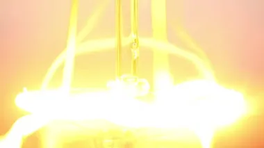 Yakın plan elektrik lambası yanıp sönüyor.