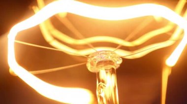 Yakın plan elektrik lambası yanıp sönüyor.