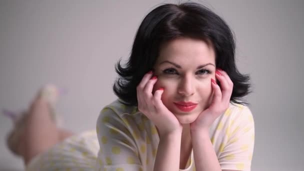 Glamour Pinup Girl Gesto Fondo Oscuro — Vídeo de stock