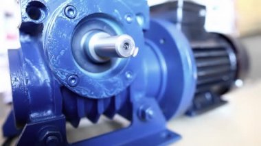 Büyük mavi elektrikli motor rotasyonu