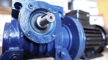 Büyük mavi elektrikli motor rotasyonu