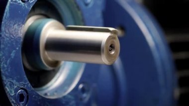 Büyük mavi elektrikli motor rotasyonu