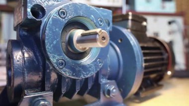 Büyük mavi elektrikli motor rotasyonu