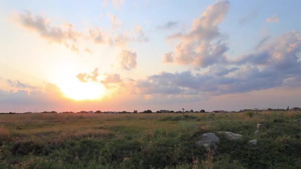 Nuages mouvement sur prairie, vidéo time lapse 