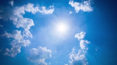 Rüzgarlı cennette bulutlar