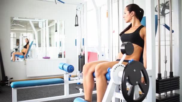 Mujer Practicando Gimnasio Club — Vídeos de Stock