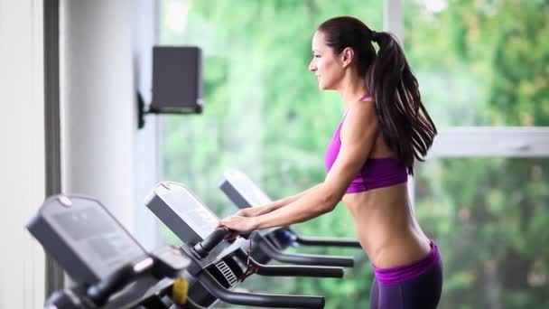 Mulher Correndo Esteira Treinamento Esportivo — Vídeo de Stock