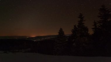 Gece yıldızlı gökyüzü Kış dağında zaman doluyor