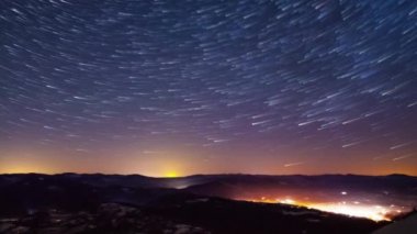 Gece yıldızlı gökyüzü Kış dağında zaman doluyor
