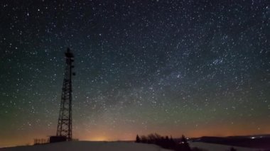 Gece yıldızlı gökyüzü Kış dağında zaman doluyor