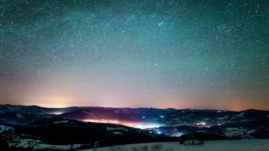 Gece yıldızlı gökyüzü Kış dağında zaman doluyor