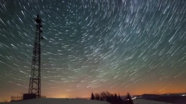 Gece yıldızlı gökyüzü Kış dağında zaman doluyor