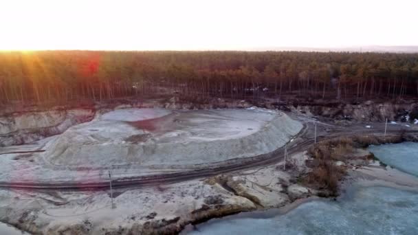 Аэросъемка Природных Ресурсов Песка Украина Летающие Над Песком Лесом Озером — стоковое видео