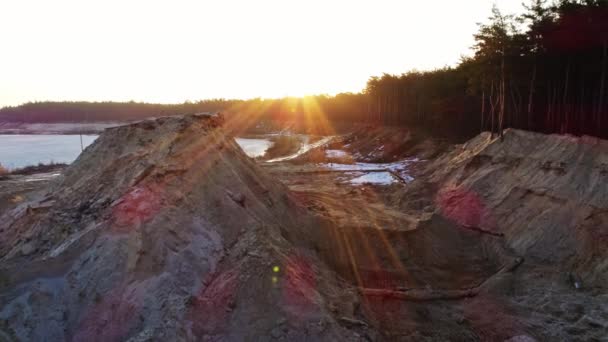 空中拍摄自然资源 乌克兰 飞越沙地 木材和湖泊 — 图库视频影像