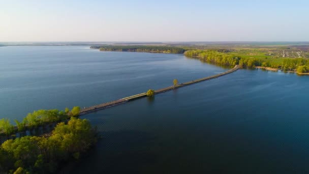 Antenne Überflug Eines Staudamms Bei Frühlingslandung — Stockvideo