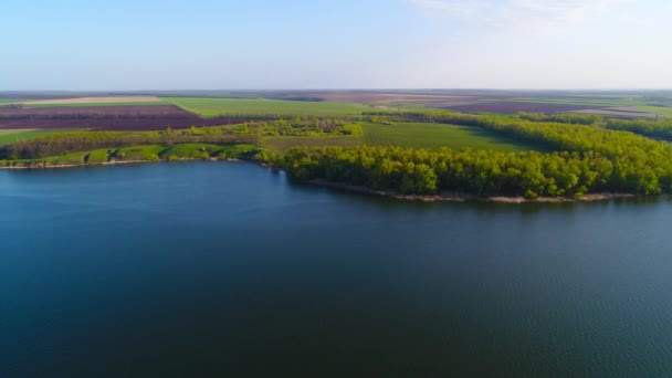 Güzel Bahar Nehrinin Üzerinde Uçuyor Hava Kamerası Görüntüsü Ukrayna — Stok video