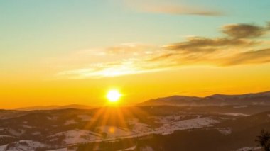 Kış arazisi, geniş manzaralı güzel bir manzara, Uhd 4k