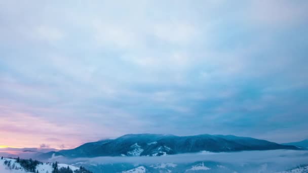 在雾蒙蒙的落日下冬山观看 — 图库视频影像