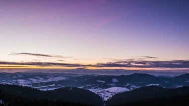 Karpatya dağlarında kış, güzel şafak manzarası kuş bakışı, Uhd 4k