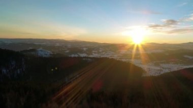 Carpatian dağlarında kış, gün batımı manzarası kuş bakışı, Uhd 4k