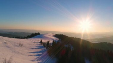 Telsiz iletişim kulesinin üzerinden uçarken, kış manzarası dağ karla kaplıydı..