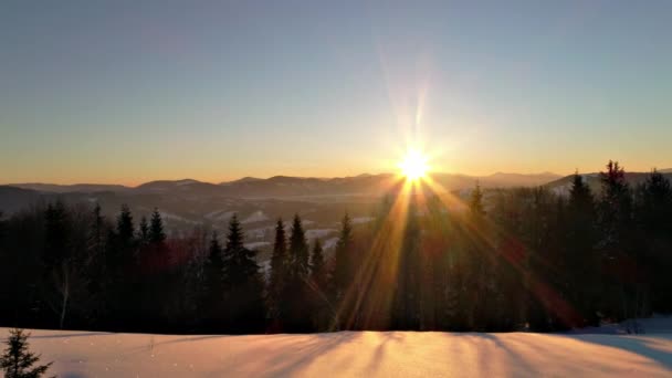 Vinter Karpatiska Bergen Vackert Solnedgångslandskap Med Fågelperspektiv Uhd — Stockvideo